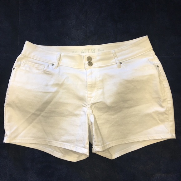 APT 9 shorts - Picture 1 of 2